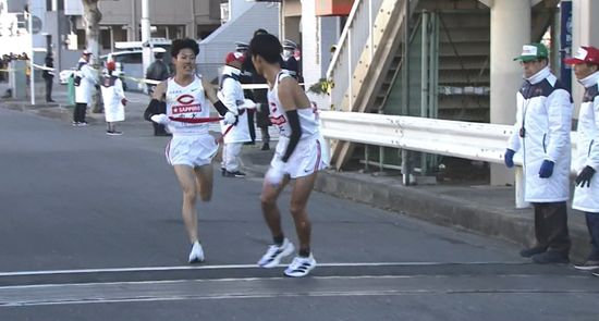 【箱根駅伝】中央大の吉居駿恭が1区区間賞！2位駒澤大と1分32秒差　兄・大和を彷彿させる大逃げで区間歴代4位の快走