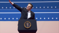 イーロン・マスク氏のジェスチャーがナチス・ドイツを想起させるとして物議