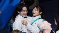 坂本花織が“絆”のハグ　男子の応援にかけつけ奮闘の鍵山&佐藤を祝福　チームジャパンは個人戦でも一丸【フィギュア】
