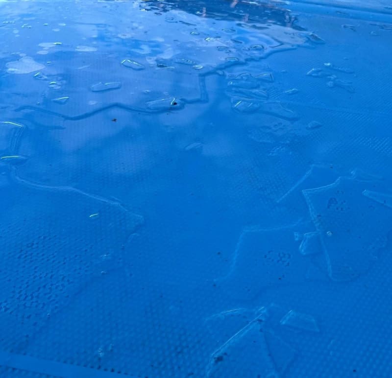 沖縄のプールに氷！ 「踏んだら、ぱきっと割れた」 気温11.8度でなぜ？ 沖縄気象台「原因分からない」
