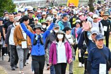 思い思いの歩みで街歩き　沖縄・浦添市で「てだこウォーク」始まる　6つのコースに5100人参加