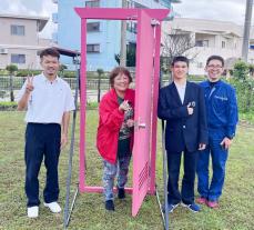 卒業記念に「どこでもドア」　高校生が力作贈る　地元のリクエストに応える　沖縄・沖縄市