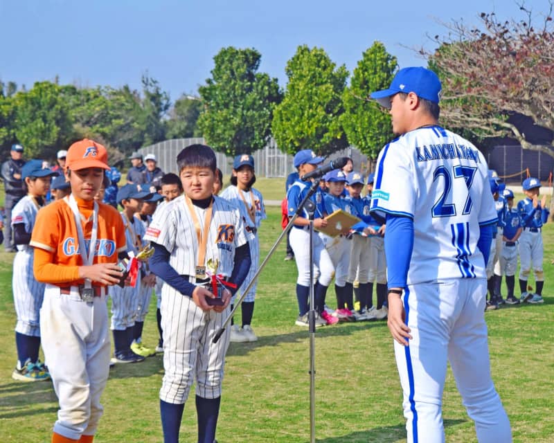 「体が大きくすごい」憧れのプロ選手が直接指導　DeNAベイスターズが野球教室　沖縄・宜野湾