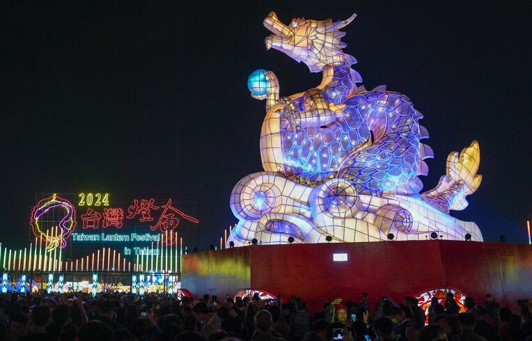台湾の夜空に輝く巨大な龍　ランタンフェス開幕　300超える作品を展示【動画あり】