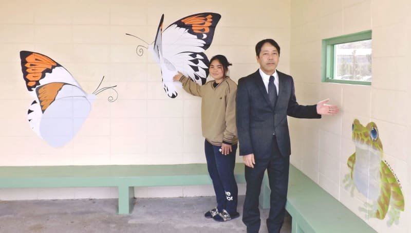 「チョウのように羽ばたきます」　卒業記念にバス停の待合室に村の生き物描く　「輝いている」と住民や校長が感激