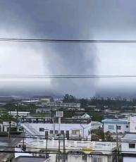 沖縄・伊江村の竜巻は風速30メートル　気象台が現地調査　窓ガラスが割れるなどの被害も【動画あり】