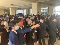 「あった！」「わーっ！」と歓声　友人と抱き合う受験生　喜びの涙を流す保護者も　沖縄県立高で合格発表