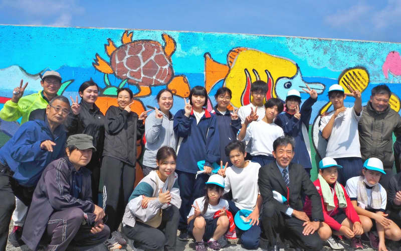 「カラフルでとてもいい」　護岸に卒業記念アート　全校生徒らと島への思いを描く　沖縄・うるま市