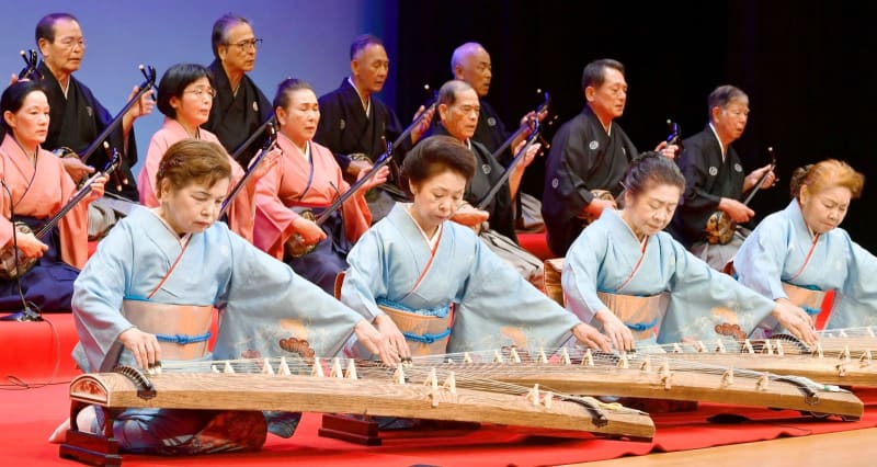 歌踊り華やぐ舞台　沖縄芸能協会が新春公演　タイムスホールで開幕