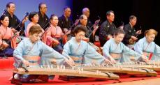 歌踊り華やぐ舞台　沖縄芸能協会が新春公演　タイムスホールで開幕