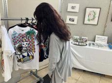 ネコキャラのTシャツや紅型柄のトートバッグも　芸術家の作品を販売する「沖展商店」　沖縄・浦添市で4月7日まで開催中