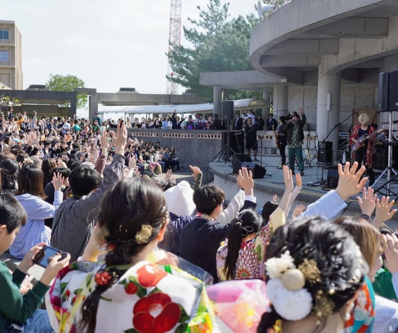 豪華なライブや巨大証書！　名桜大の卒業式、サプライズ連発　「コロナ禍で失われた青春を」と学生9人が企画　沖縄