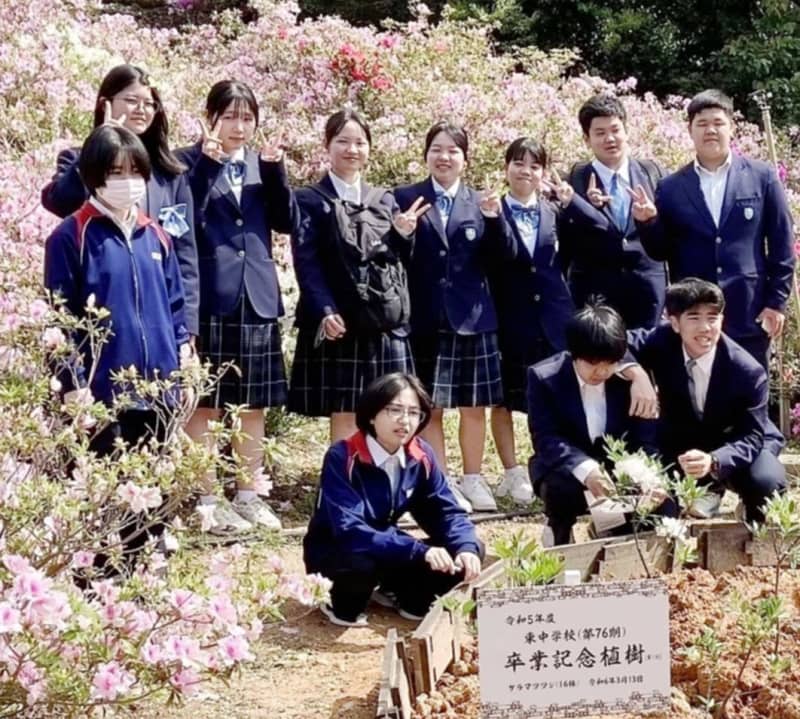 中学の卒業記念にツツジを植樹　沖縄・東村つつじ祭り　生徒13人らが苗植え