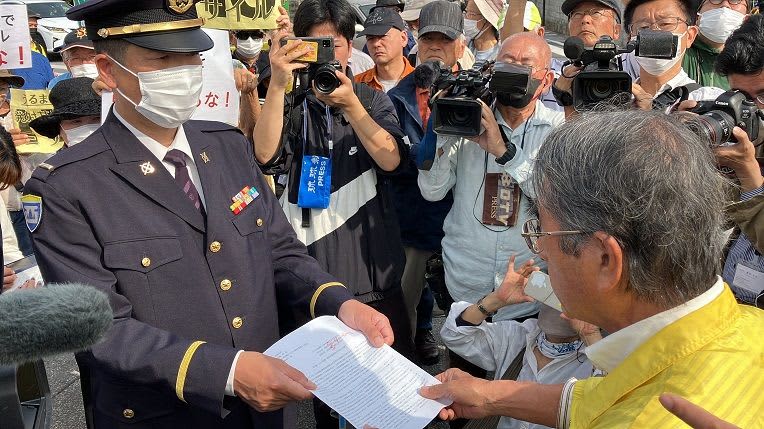 「ミサイルを持ち帰れ」座り込む市民を機動隊が排除し騒然　陸自勝連分屯地での連隊発足式典を前に　沖縄・うるま市