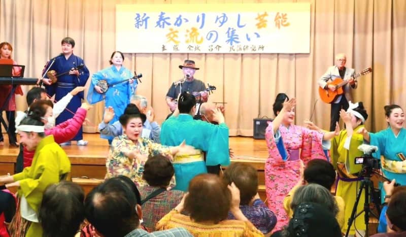 軽妙なやりとりで会場沸かせる　1年の幸福願い240人が芸能を満喫　沖縄・浦添内間公民館