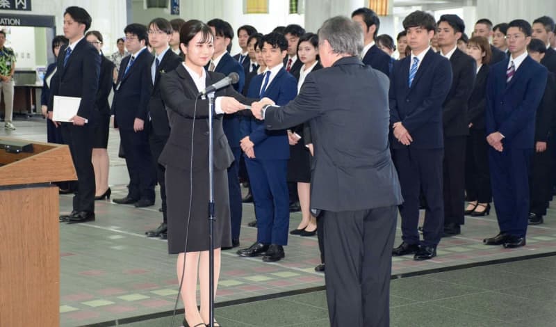沖縄県、新採用した県職員126人に辞令　玉城知事「チャレンジを恐れず仕事して」と激励