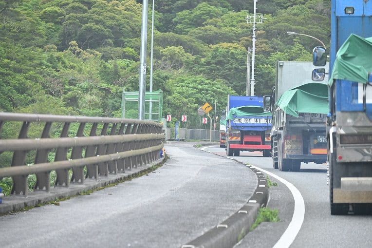 辺野古埋め立て用の石材か　10トントラック10台、沖縄・国頭村の鉱山から搬出　市民15人が抗議「工事をやめろ」