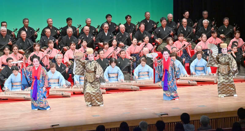 洗練された多彩な伝統芸能を披露　「北部芸能祭」13演目に26団体150人出演　名護市