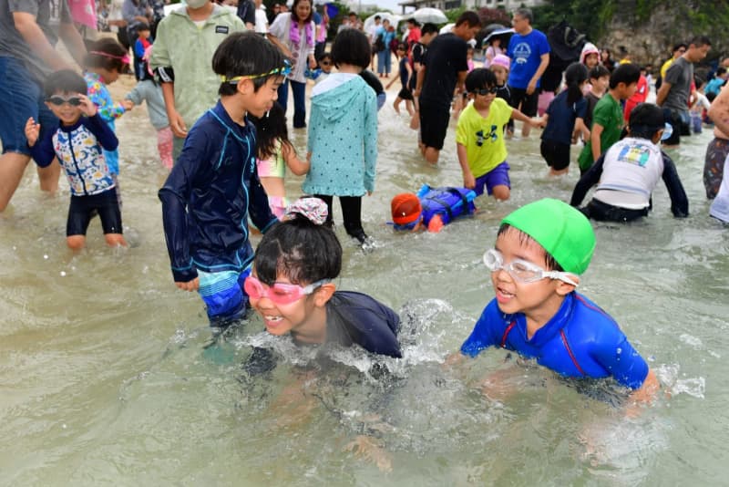 「今年も泳ぐのが楽しみ」 子どもたち、一斉に海へ飛び込み　那覇市・波の上ビーチで海開き【動画あり】