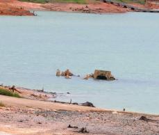 渇水で水が減る沖縄のダム　湖底に眠る集落跡が出現　当時使われていた「ウヮーフール」とは？