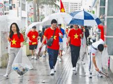 「見本となるよう行動したい」沖縄在住のベトナム人20人、国際通りなどを歩いてごみ拾い