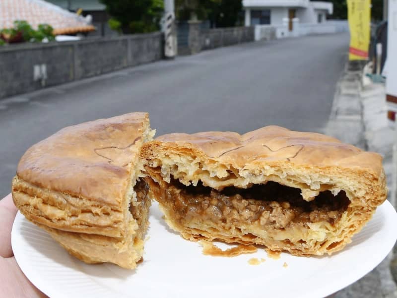 サクサク食感のミートパイ　「沖縄の海をバックに食べて」　生地にこだわり早朝から仕込む