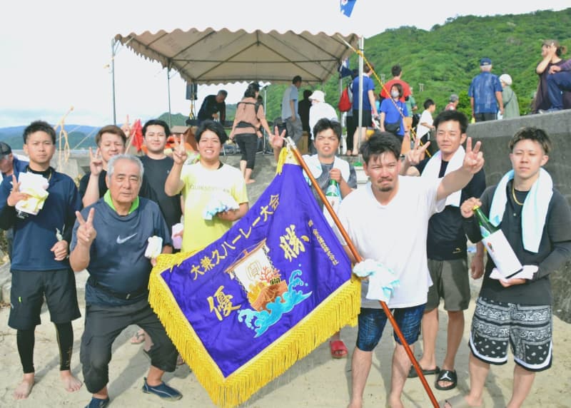 本島北部の漁村で5年ぶりハーリー競漕　3チームが熱戦を繰り広げる　海浜では女性たちが応援合戦　大宜味村