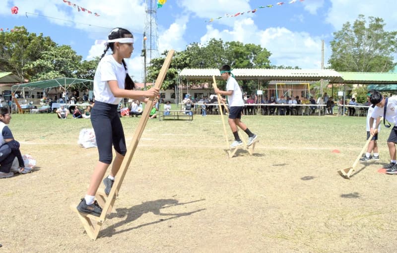 ボリビアの運動会、竹馬や創作エイサー奮闘　オキナワ移住地の生徒ら140人　日本の伝統行事で絆深める