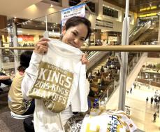 「応援することが、彼女の生きた証しに」 キングスが大好きだった友人のTシャツとともに　沖縄からバスケBリーグ決勝を観戦