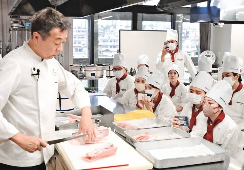 「立派な調理師になるため一番重要なのは…」　焼き肉店「正泰苑」社長が特別授業　沖縄の琉球調理製菓専門学校で