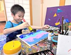 8歳「ピカソのように描く」　インスタで創作動画175万回再生　絵筆はビー玉・ローラー・乾電池…1年で200点　沖縄県立博物館・美術館で6月15.16日に個展