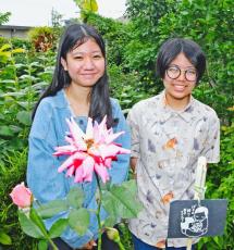 第五福竜丸の乗員が育てたバラが開花　沖縄の中高生、平和集会から挿し木を持ち帰る　南城市のバラ園