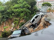 名護市で土砂崩れ、車2台が巻き込まれる　名桜大学入り口近く　アパートの駐車場一部が崩れる【動画あり】