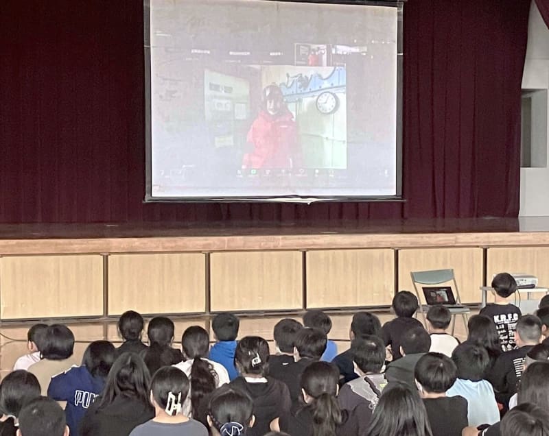 「南極でもスマホは使えます」沖縄市出身の観測隊員、昭和基地から同市の小学校に生中継　自然現象や生活の話に興味津々
