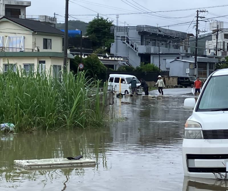 「こんなにひどいのは…」中城村で土砂崩れが相次ぐ　沖縄、大雨の影響で　与那原町では道路冠水、車が立ち往生
