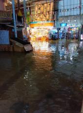 「食品は避難できたが…」 那覇市の平和通りで冠水、水位一時30センチに　飲食店など対応に追われる【動画あり】
