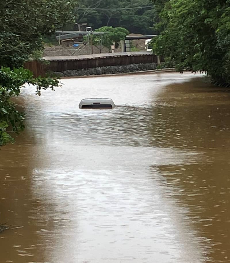 名護市で冠水、気付かず通行しようとした車が水没　しがみつく60代運転手を名護署員ら救助