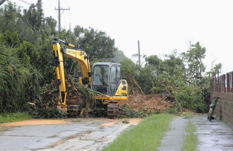 長雨の影響、沖縄各地で土砂崩れ　気象台が警戒呼びかけ