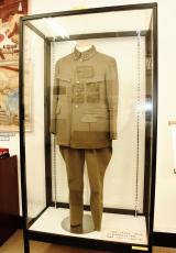 沖縄戦を指揮した牛島司令官の軍服を展示　陸自、旧日本軍との連続性示す　施設を改修中で今後の扱いは「未定」