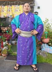 大相撲力士の宮城「着心地が良く気に入っている」　琉球絣柄の着物姿お披露目　沖縄市の衣裳店