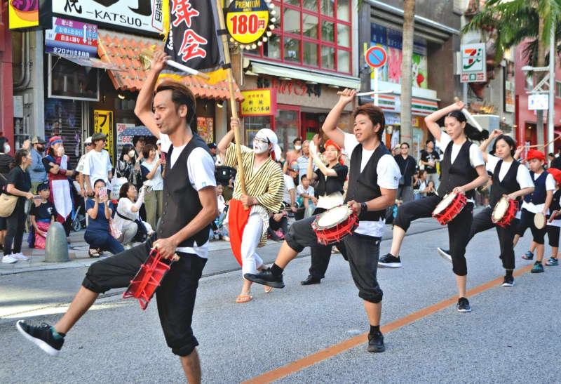 「沖縄らしい雰囲気が味わえて大満足」 迫力ある演舞、那覇市を元気に　「すーじフェス」開催