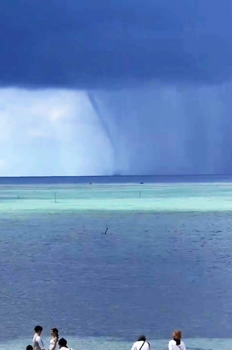 「初めて見た」竜巻が発生　巨大な雨雲に向かう　撮影から5分で消え人的被害なし　沖縄・恩納村沖