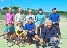 年齢を感じさせないラリー応酬も　70~80代のテニスサークル　週2日の練習に汗を流す　沖縄・北谷町