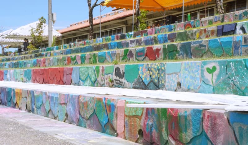 それぞれの感性で灰色の壁をカラフルに　沖縄の中学生、ペイントアートに挑戦　ペンキ画家が伝えたかったこと