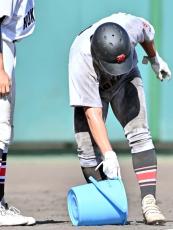 ［沖縄days］熱中症？ ひっくり返ったネズミ　高校野球の試合止める