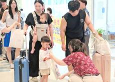 イースター航空　仁川線再開　4年ぶり　那覇空港で観光客を歓迎
