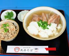 通もうならす沖縄そば、イチオシは「全部のせ」　地元の食材をふんだんに　8月から一本麺の提供も