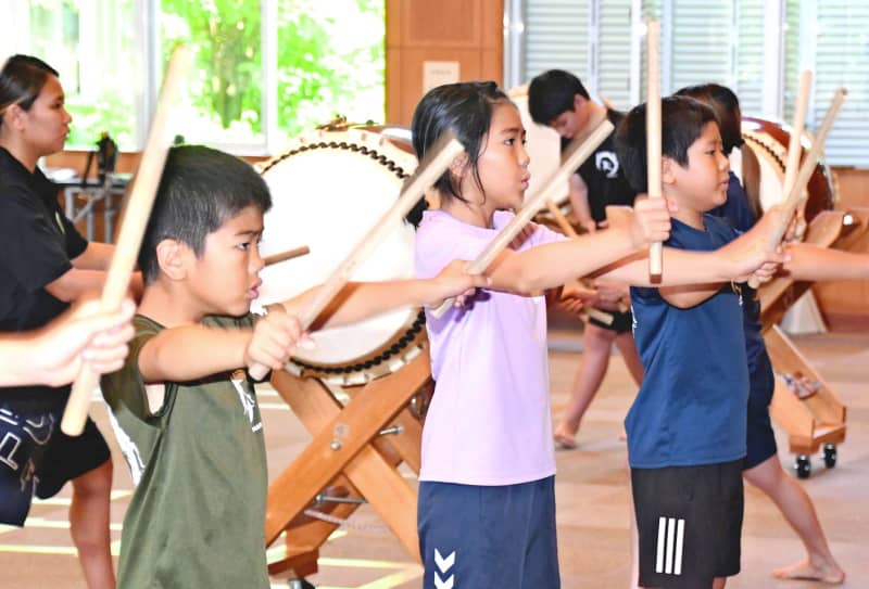 北大東村伝統の大東太鼓　8月に東京で演奏　継承会の子どもたち､練習に熱　｢全身でたたく姿を見て｣