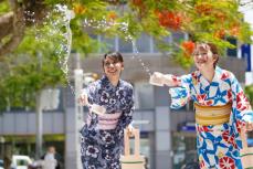 猛暑の那覇に涼しさ届ける　沖縄では珍しい打ち水式　浴衣姿で久茂地通り会が初企画