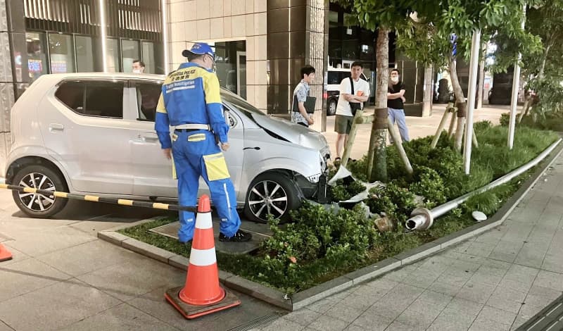 「ドーンとすごい音」那覇市・国際通りのホテル前　80代女性が運転する車が突っ込む　9mポールなぎ倒す